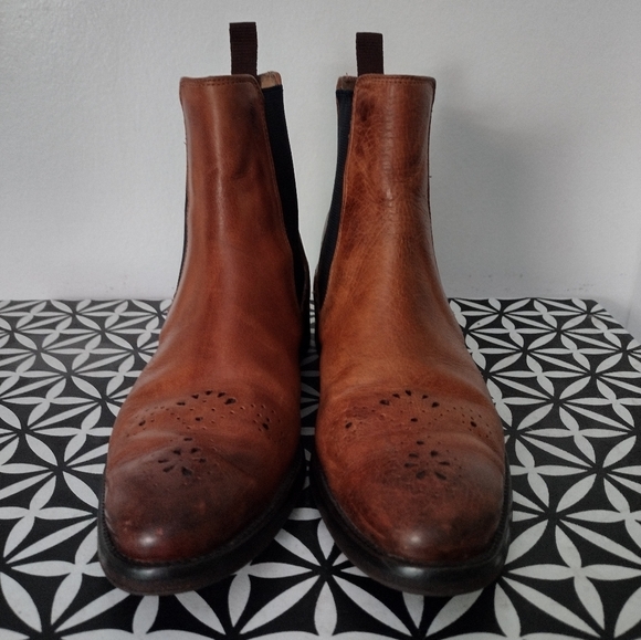 Melvin & Hamilton 'Betty' Chelsea Boots - Picture 2 of 9